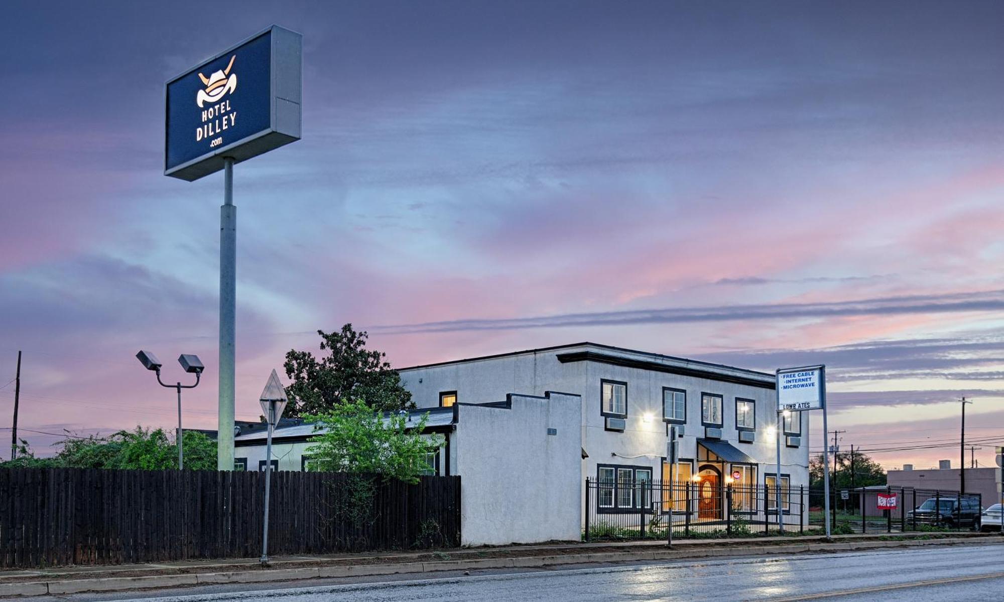 Hotel Dilley Grand Exteriér fotografie